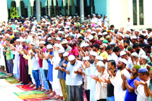 Muslim devotees offer special prayers across country for rain
