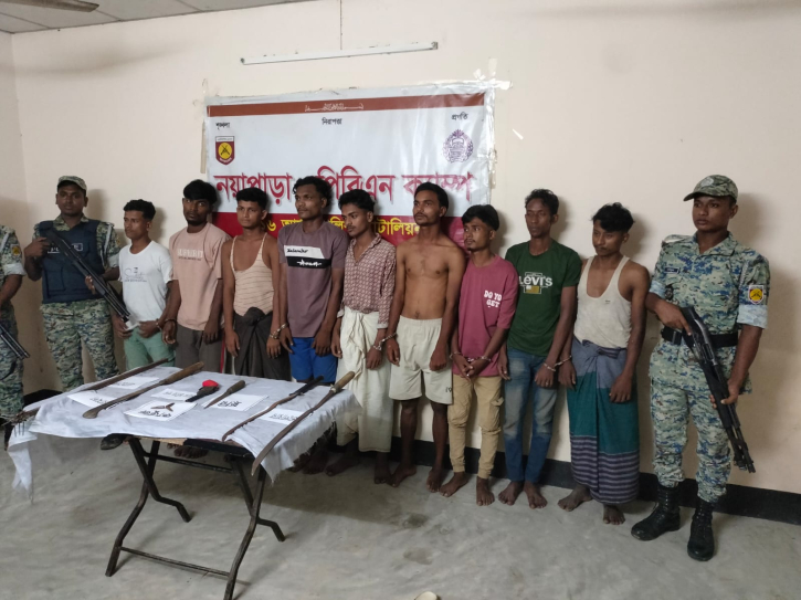 টেকনাফে পুলিশের উপর হামলা,অস্ত্রসহ ১১ রোহিঙ্গা আটক টেকনাফে পুলিশের উপর হামলা,অস্ত্রসহ ১১ রোহিঙ্গা আটক