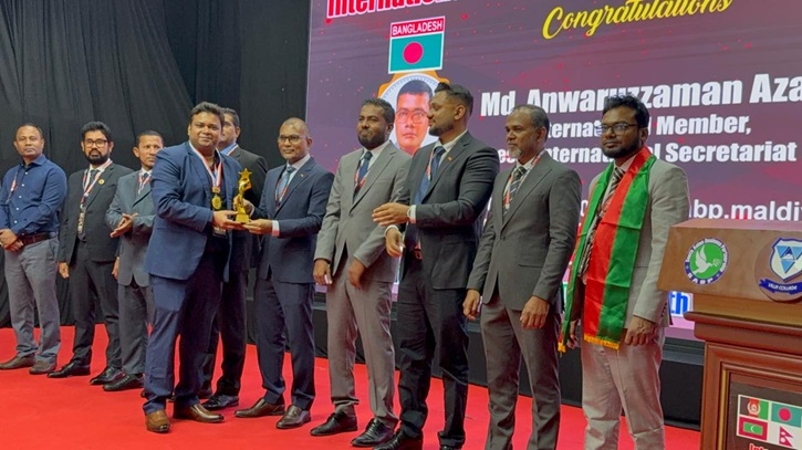 মালদ্বীপে সেরা কনটেন্ট ক্রিয়েটর অ্যাওয়ার্ড পেলেন সাংবাদিক ইমন মালদ্বীপে সেরা কনটেন্ট ক্রিয়েটর অ্যাওয়ার্ড পেলেন সাংবাদিক ইমন