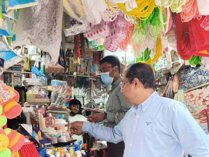 দেশজুড়ে মোবাইল কোর্ট অভিযান: ১২২০ কেজি নিষিদ্ধ পলিথিন জব্দ