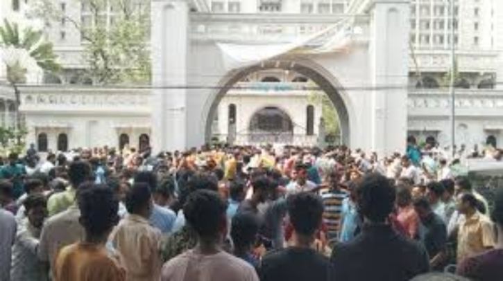 স্লোগান মিছিলে নগর ভবনের সামনে জড়ো হচ্ছেন ইশরাকপন্থীরা স্লোগান মিছিলে নগর ভবনের সামনে জড়ো হচ্ছেন ইশরাকপন্থীরা