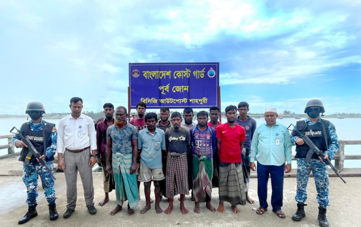 টেকনাফে কোস্টগার্ডের অভিযানে মাছসহ আর্টিসানাল ট্রলিং বোট জব্দ 