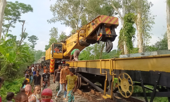 জয়পুরহাটে বগি লাইনচ্যুত, উত্তরাঞ্চলের সঙ্গে সারাদেশের ট্রেন যোগাযোগ বন্ধ