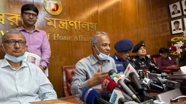 বিমানবন্দরে আসিফের ম্যাগজিন: ’অনিচ্ছাকৃত’ দাবি স্বরাষ্ট্র উপদেষ্টার