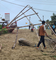 অবশেষে কক্সবাজার সমুদ্রসৈকতের  ঝুঁকিপূর্ণ বিলবোর্ড অপসারণ করল পৌরপ্রশাসন