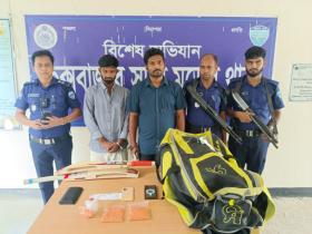 ক্রিকেট ব্যাটে গর্ত করে  ইয়াবা পাচার, বিমানবন্দরের চাকরিচ্যুত কর্মীসহ দুই যুবক আটক 