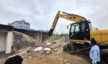 কক্সবাজারের বাঁকখালীতে উচ্ছেদ অভিযানে প্রশাসনকে লক্ষ্য করে হা’ম’লা, পুলিশ আহত