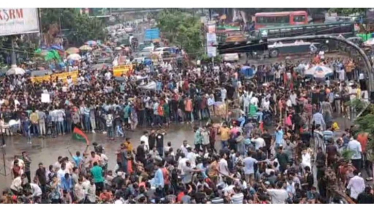 ছাত্রদলের অবরোধে শাহবাগে যান চলাচল বন্ধ