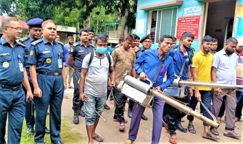 টাঙ্গাইলে কারাগারের বন্দিরা মশা মারছে- করছে অঙিনা পরিষ্কার