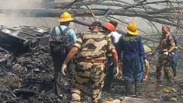 ভারতে বিমান দুর্ঘটনা: ধ্বংসস্তূপ থেকে চলছে লাশ উদ্ধার