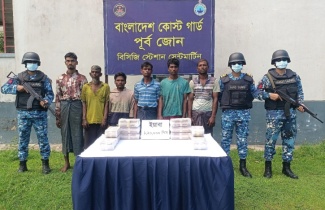 সেন্টমার্টিনে ১ লাখ ২০ হাজার ইয়াবাসহ ৬ পাচারকারীকে আটক