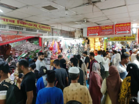 ছুটির দিনে নিউমার্কেটে জমজমাট বেচাকেনা, উপচে পড়া ভিড়