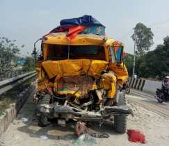 টাঙ্গাইলে ট্রাকের পেছনে আরেক ট্রাকের ধাক্কা, চালক নিহত