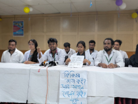 পঙ্গু হাসপাতালের পরিচালকের কক্ষের সামনে শিক্ষার্থীদের অবস্থান 