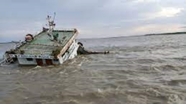 মেঘনায় ৩৯ যাত্রী নিয়ে ট্রলার ডুবি, ২ পুলিশসহ নিখোঁজ ১৯