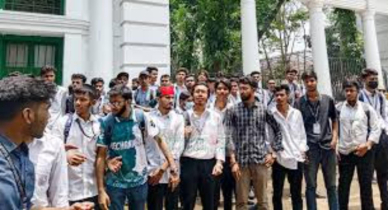 হাইকোর্টের সামনে পলিটেকনিক শিক্ষার্থীদের অবস্থান