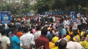 ইশরাককে মেয়রের দায়িত্ব বুঝিয়ে দেওয়ার দাবিতে দ্বিতীয় দিনের মতো বিক্ষোভ চলছে