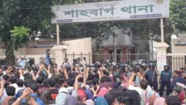 শাহবাগ থানা ঘেরাও করলেন ঢাবি শিক্ষার্থীরা