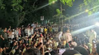 স্লোগানে উত্তাল যমুনা