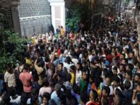 মধ্যরাতে আইভীর বাসায় অভিযান, অবরুদ্ধ পুলিশ