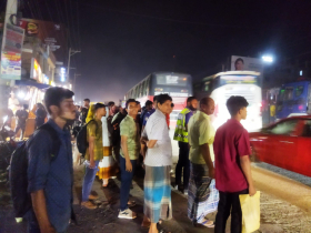 টাঙ্গাইলের মহাসড়কে গণপরিবহন সংকট, বাড়তি ভাড়া আদায়ের অভিযোগ