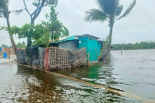  জোয়ারের পানিতে তলিয়ে যাচ্ছে সেন্টমার্টিনের বাড়িঘর 