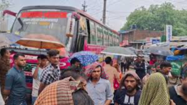 গাজীপুরে মহাসড়ক অবরোধ করে পরিবহন শ্রমিকদের বিক্ষোভ
