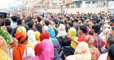 সাভারে বকেয়া বেতনের দাবিতে সড়ক অবরোধ