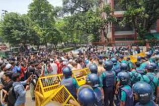 সচিবালয়ের সামনে পুলিশ-জুলাই ঐক্য মুখোমুখি