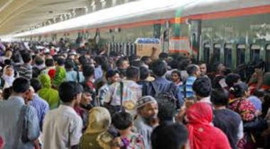 কমলাপুরে ঘরমুখো মানুষের ভিড়