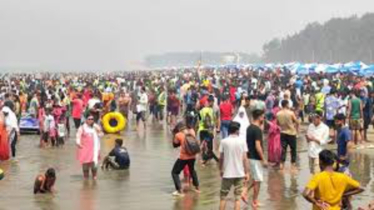 ঈদের ছুটিতে কক্সবাজার সৈকতে পর্যটকের ঢল