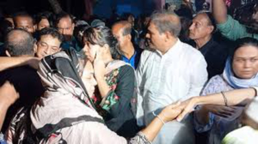 কারাগার থেকে এসে মাকে শেষ বিদায় জানালেন সাংবাদিক ফারজানা রুপা