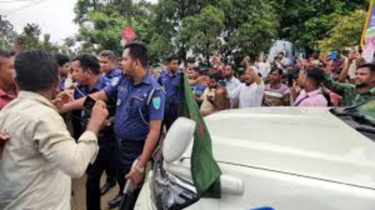 সিলেটে দুই উপদেষ্টার গাড়ি আটকে শ্রমিকদের বিক্ষোভ