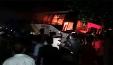 ময়মনসিংহে বাসের ধাক্কায় নিহত ৬, বাসে আগুন