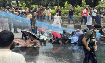 প্রেসক্লাবে আন্দোলনকারীদের ওপর জলকামান-সাউন্ড গ্রেনেড নিক্ষেপ