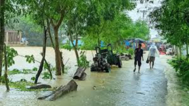 ফেনীতে বন্যা নিয়ন্ত্রণ বাঁধে ভাঙন, লোকালয়ে ঢুকছে পানি