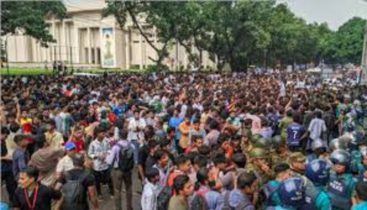 সচিবালয়ের সামনে শিক্ষার্থী-আইনশৃঙ্খলা বাহিনীর পাল্টাপাল্টি ধাওয়া