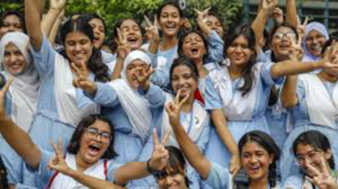 এসএসসি পরীক্ষার ফল: ধারাবাহিকভাবে এগিয়ে মেয়েরা