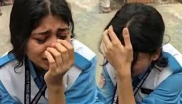 মায়ের পাশে দাঁড়ানো মেয়েটি রোববার বসছে এইচএসসি পরীক্ষায়