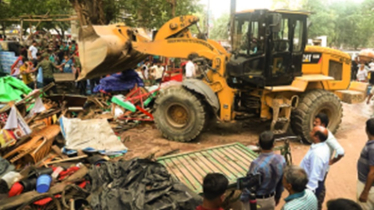 সোহরাওয়ার্দী উদ্যানে শতাধিক অবৈধ স্থাপনা গুঁড়িয়ে দিলো দক্ষিণ সিটি করপোরেশন