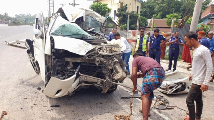 টাঙ্গাইলে ট্রাকের পেছনে মাইক্রোবাসের ধাক্কা, বাবা ও দুই ছেলের প্রাণহানি টাঙ্গাইলে ট্রাকের পেছনে মাইক্রোবাসের ধাক্কা, বাবা ও দুই ছেলের প্রাণহানি