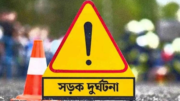 খুলনায় সড়কে ঝরল ৩ প্রাণ খুলনায় সড়কে ঝরল ৩ প্রাণ