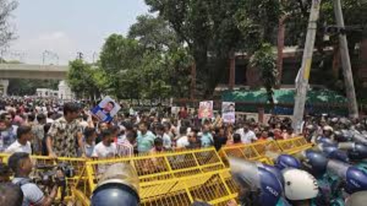 সচিবালয় অভিমুখে ইশরাক সমর্থকদের লংমার্চ কর্মসূচিতে পুলিশের বাধা সচিবালয় অভিমুখে ইশরাক সমর্থকদের লংমার্চ কর্মসূচিতে পুলিশের বাধা