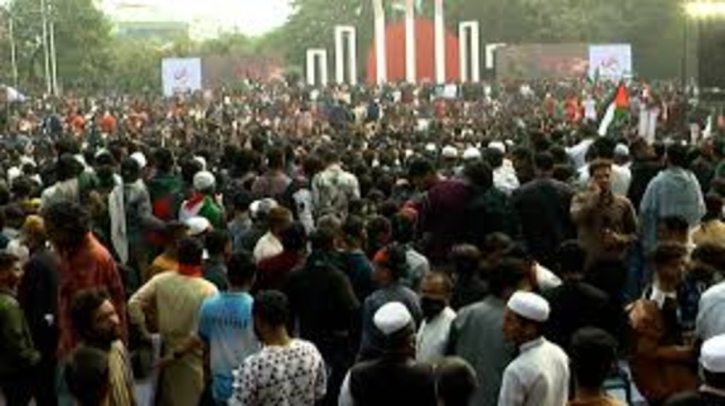 স্লোগানে উত্তাল শহীদ মিনার, শেখ হাসিনার ফাঁসি দাবি স্লোগানে উত্তাল শহীদ মিনার, শেখ হাসিনার ফাঁসি দাবি