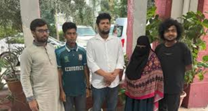 ছাড়া পেলেন বোতলকাণ্ডের সেই শিক্ষার্থী, উপদেষ্টা মাহফুজের সঙ্গে ছবি ছাড়া পেলেন বোতলকাণ্ডের সেই শিক্ষার্থী, উপদেষ্টা মাহফুজের সঙ্গে ছবি