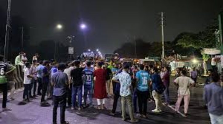 আ. লীগ নিষিদ্ধের দাবিতে ঢাকা-আরিচা মহাসড়ক অবরোধ আ. লীগ নিষিদ্ধের দাবিতে ঢাকা-আরিচা মহাসড়ক অবরোধ