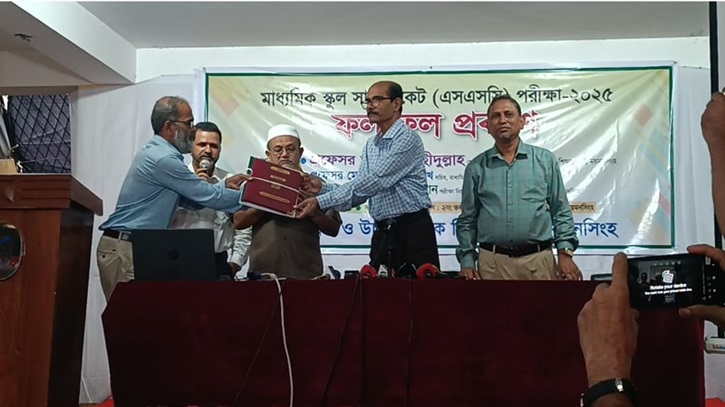 ময়মনসিংহে এসএসসিতে পাসের হার কমলেও মেয়েরা এগিয়ে ময়মনসিংহে এসএসসিতে পাসের হার কমলেও মেয়েরা এগিয়ে