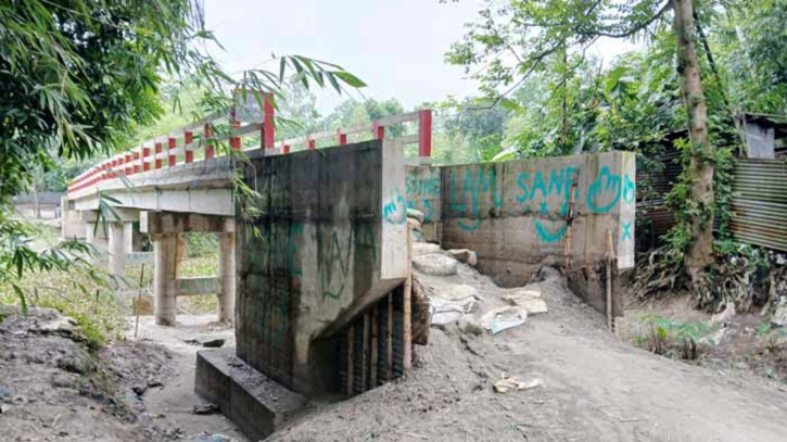 টাঙ্গাইলে সেতুর সঙ্গে সড়ক নেই, দুর্ভোগে লক্ষাধিক মানুষ