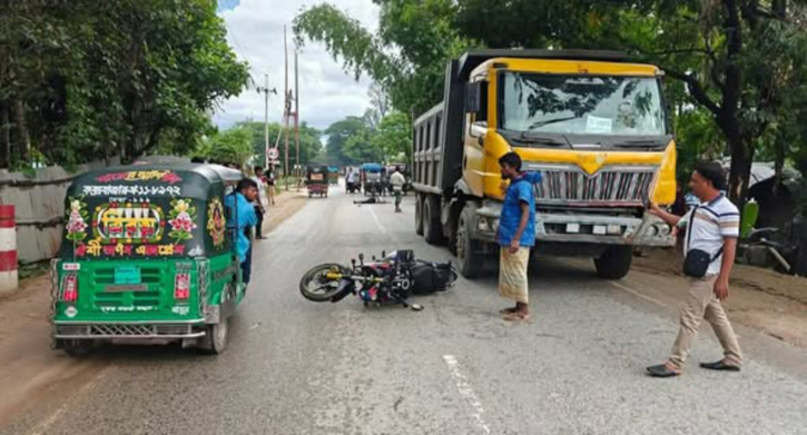 কক্সবাজারের রামুতে বালুর ট্রাকের চাপায় মোটরসাইকেল আরোহী যুবক নিহত কক্সবাজারের রামুতে বালুর ট্রাকের চাপায় মোটরসাইকেল আরোহী যুবক নিহত