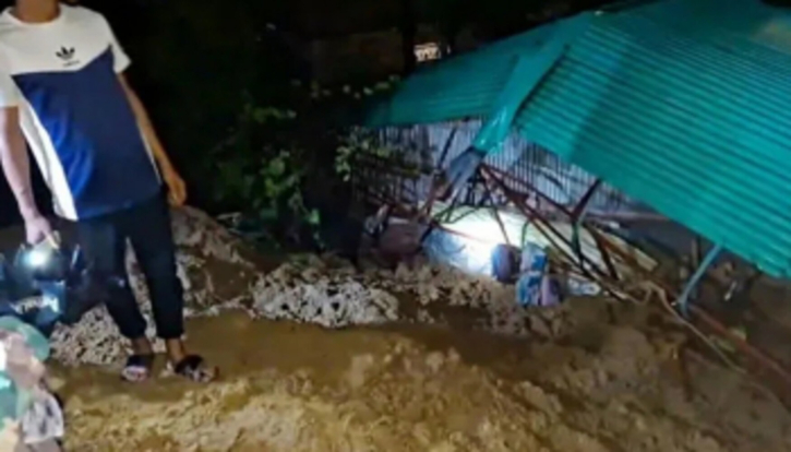 কক্সবাজার শহরে অতি বৃষ্টিতে পাহাড় ধসে দুইটি ঘর বিধ্বস্ত কক্সবাজার শহরে অতি বৃষ্টিতে পাহাড় ধসে দুইটি ঘর বিধ্বস্ত